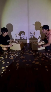 スティック型の段ボールを構えると…？ ※黒主さんのX動画より抜粋