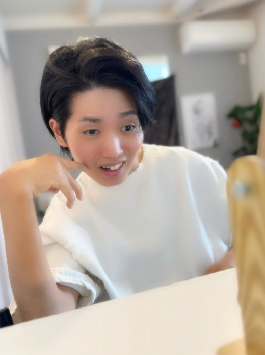 苦手な笑顔の練習中。洗面所での手洗いや歯磨きなどもできるようになった