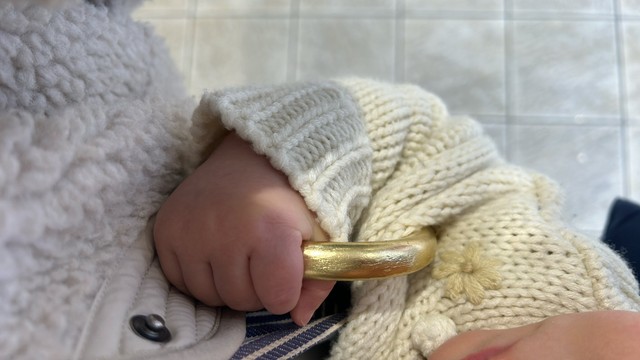 きゅっ…（画像提供：みかん ワンオペ育児(8y+5y+0y)）