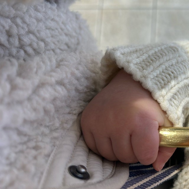 きゅっ…（画像提供：みかん ワンオペ育児(8y+5y+0y)）