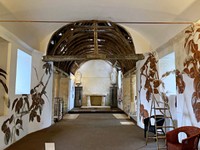 礼拝堂で友禅の展示を実現。準備中の貴重なショット（画像提供：タカハシ ヤスコさん）