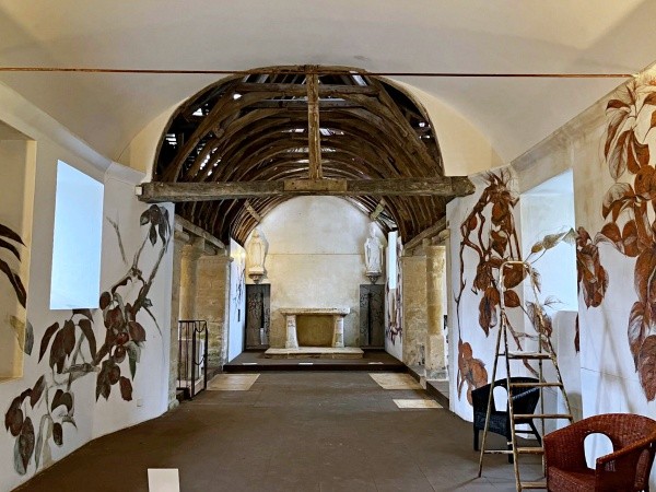 礼拝堂で友禅の展示を実現。準備中の貴重なショット（画像提供：タカハシ ヤスコさん）