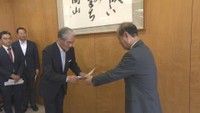 提言書を手渡す 岡山市役所(岡山･北区)
