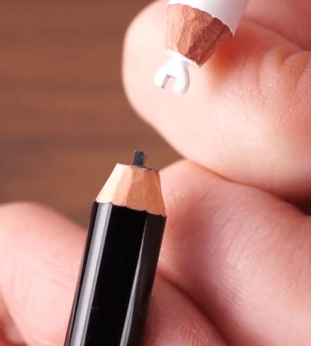 白と黒の鉛筆を組み合わせてみると…（提供：シロイ/鉛筆彫刻人✏さん）