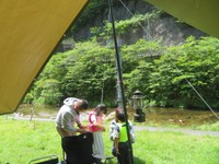 水辺にいるときは、子どもにライフジャケットをつけましょう（岡山県警察の公式Xより）