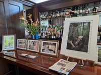 会場となったバーに展示された後藤郁と写真家・魚住誠一氏がコラボした「アート展」＝都内