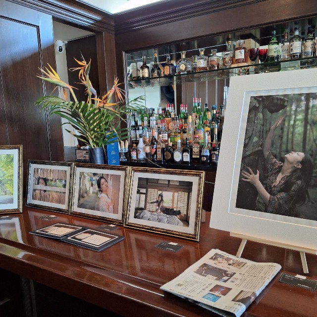 会場となったバーに展示された後藤郁と写真家・魚住誠一氏がコラボした「アート展」＝都内