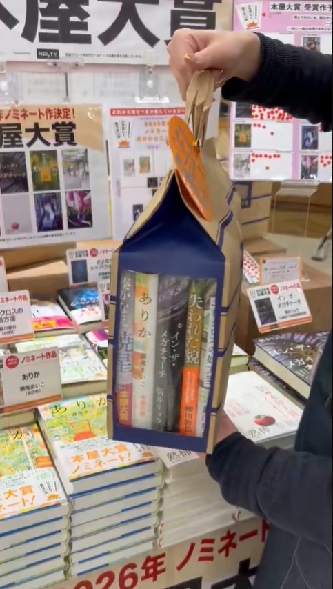 「窓」越しに見える本の背表紙（※動画よりキャプチャ、画像を一部トリミング 画像提供：紀伊國屋書店武蔵小杉店）