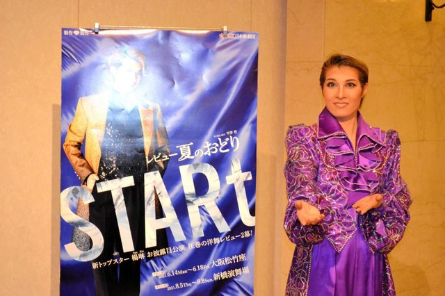 　トップスターに就任のお披露目公演を前に取材会を開いた楊琳＝大阪松竹座