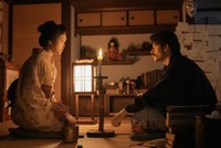 ヘブン（トミー・バストウ）に怪談を何度も語って聞かせるトキ（髙石あかり）　(C)NHK