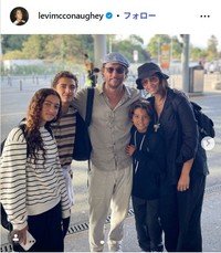 リーヴァイ・マコノヒーのインスタグラム@officiallymcconaugheyより　（左から）妹ヴィーダ、リーヴァイ、父マシュー、弟リヴィングストン、母カミラ=2023年11月5日