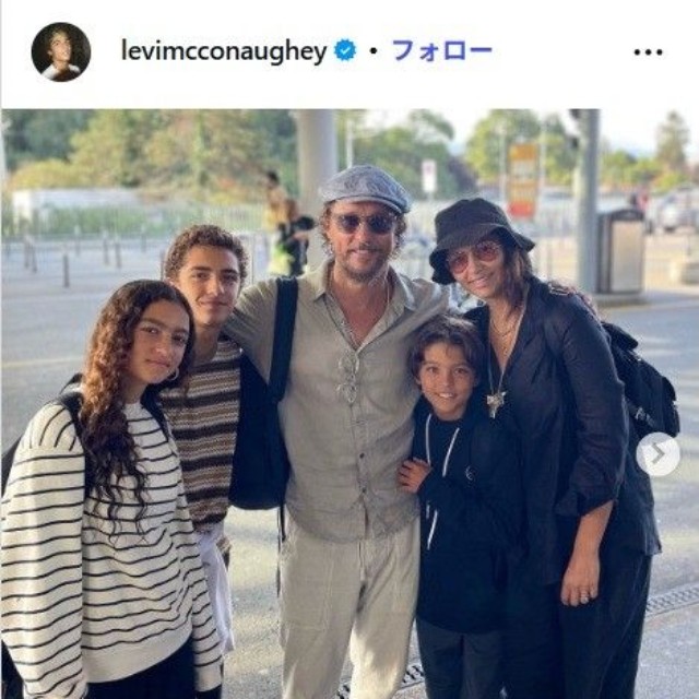 リーヴァイ・マコノヒーのインスタグラム@officiallymcconaugheyより　（左から）妹ヴィーダ、リーヴァイ、父マシュー、弟リヴィングストン、母カミラ=2023年11月5日