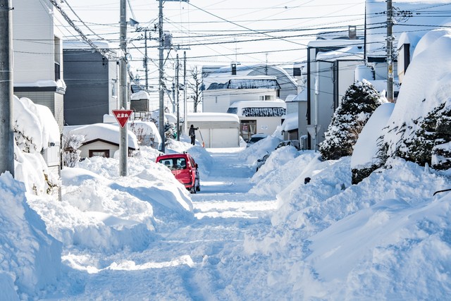 大雪の中、歩いて買い物にいくことは危険です＝写真はイメージです（tkyszk/stock.adobe.com）