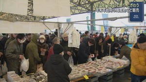 年末年始用の海産物を販売「おすばで祭り」にぎわう　宮城・南三陸町