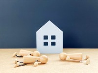事故物件でも条件次第で受け入れる人は6割近く。ただし、相場の半額以下、リノベーション済み、事件性が薄い自然死など、いくつかの条件付き。 ※画像はイメージです（smile/stock.adobe.com/）
