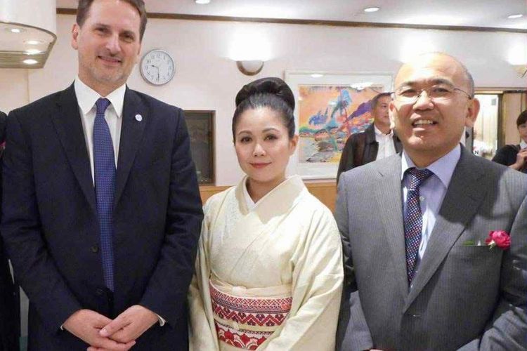 パレスチナ刺繡帯を身につけた山本真希さん（中央）とUNRWAの清田明宏・保健局長（右）。左は当時のクレヘンビュールUNRWA事務局長=山本さん提供