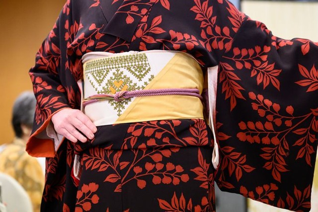 ファッションショーで披露されたパレスチナ刺繡帯=2025年5月、東京都渋谷区、小山幸佑撮影