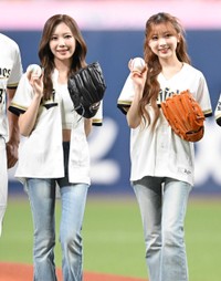 記念写真に納まるNiziU・MAYUKA(左)とMIIHI