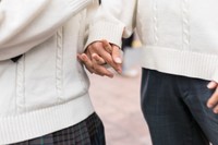 手をつなぐカップル※画像はイメージです（paru/stock.adobe.com）