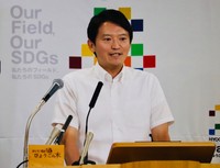 笑顔を見せながら「我が家は三田米でして」と切り出す斎藤元彦知事＝県庁