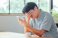 業務時間外に仕事の連絡がきたらどう対応しますか？　※画像はイメージです（buritora/stock.adobe.com）