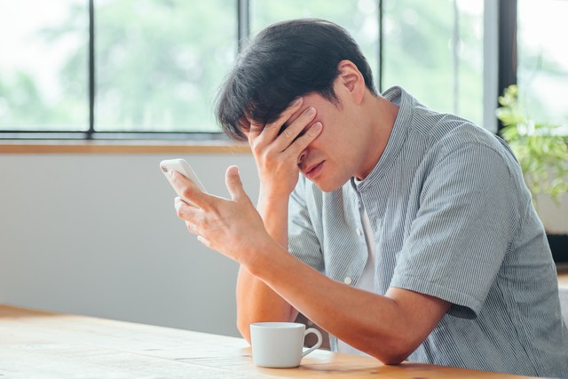 業務時間外に仕事の連絡がきたらどう対応しますか？　※画像はイメージです（buritora/stock.adobe.com）