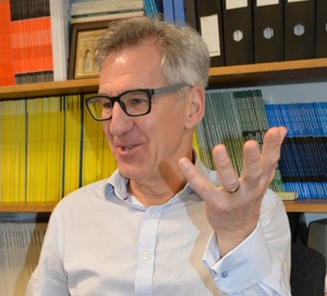 認知症、家族の負担どう減らす　英国で進む研究