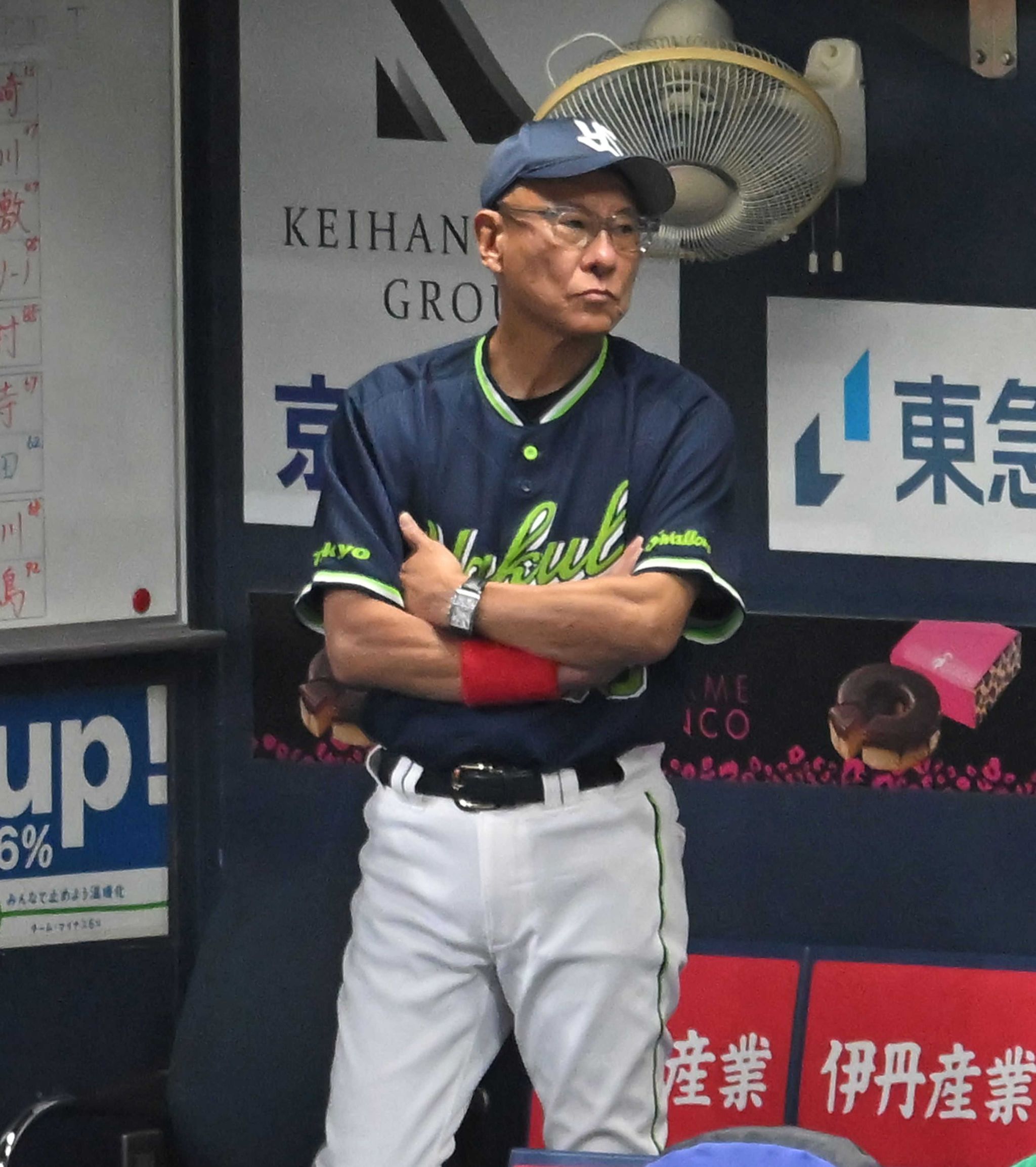 ベンチから戦況を見守る池山監督