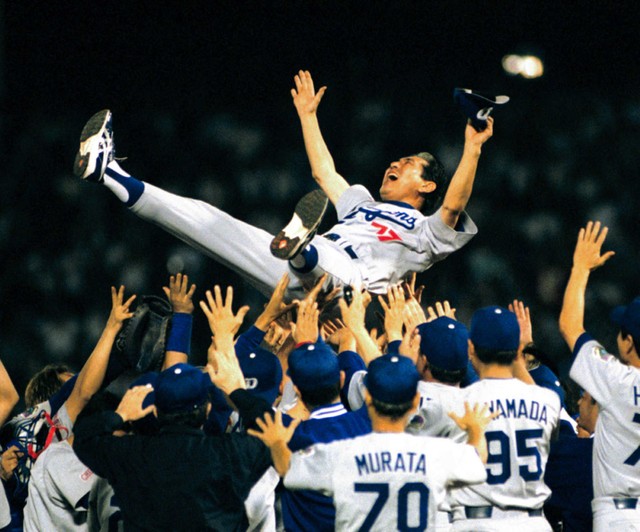 ２度目のリーグ制覇で胴上げされる中日・星野監督＝1999年