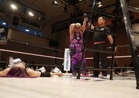 DASH・チサコを下し、勝ち名乗りを受けるアジャコング＝後楽園ホール