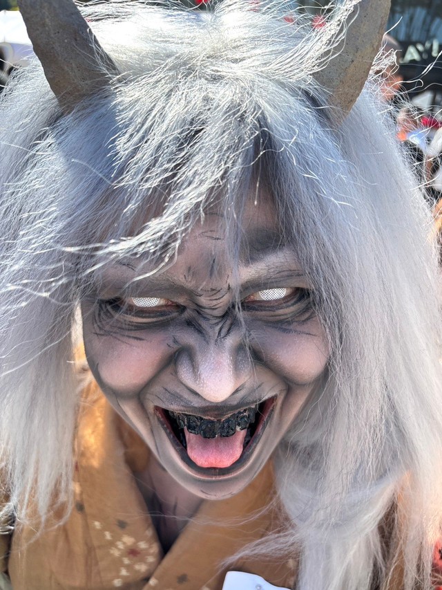 「妖怪盆踊り」の鬼婆（変化師オリさん提供）
