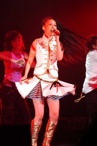 エネルギッシュなステージでファンを魅了する島谷ひとみ＝2005年
