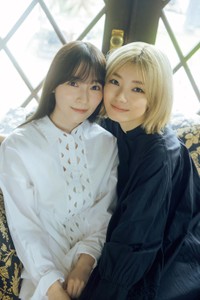 櫻坂46の藤吉夏鈴（右）と守屋麗奈「週刊FLASH」24年11・19日発売号より　 (C)光文社／週刊FLASH、写真・横山マサト