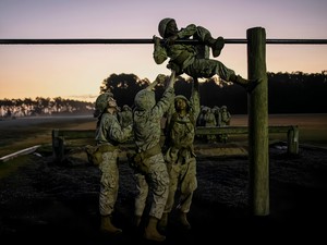 アメリカで50年以上なかった徴兵制、復活めぐり議会で議論　女性への拡大案に賛否