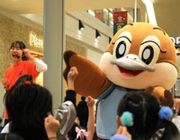 大阪府の〝広報担当副知事〟「もずやん」と一緒にまいど子ダンス♪お得な「まいど子でもカード」、ぜひ利用してみてね＝いずれも大阪府堺市、イオンモール堺北花田店