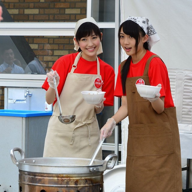 渡辺麻友（左）と木崎ゆりあ＝2013年