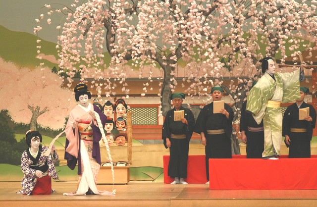 南座「三月花形歌舞伎」の忠臣蔵を凝縮した舞踊「忠臣いろは絵姿」で、七段目・祇園一力茶屋の場の名場面を見せる中村壱太郎（左から２人目）や尾上右近（右端）＝２０２３年３月