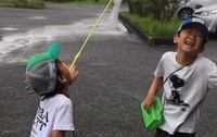 2人で爆笑！驚きのその理由とは…（提供：@chekichekicherryさん）※画像はトリミングしています