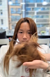 カット開始直後、毛先をバッサリ切り落とす瞬間。大きな毛束が手のひらに収まります／横井拓徹さん（@yokkoi_beautician）提供