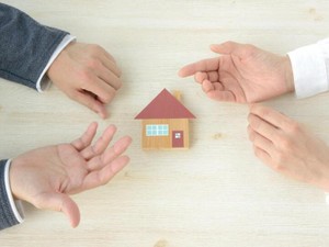 不動産取得税とは　贈与で不動産取得した際の計算方法や軽減措置も解説