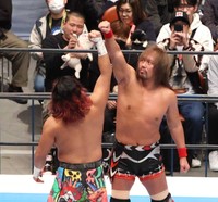 試合前に拳を合わせる内藤哲也と高橋ヒロム＝2025年4月5日、両国国技館
