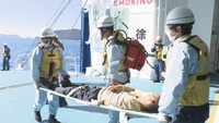 新船「あおい」で行われた救助訓練