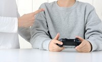 ゲーム中の言葉遣いを注意する母親　※画像はイメージです（takasu/stock.adobe.com）