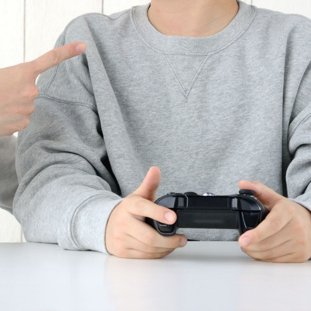 ゲーム中の言葉遣いを注意する母親　※画像はイメージです（takasu/stock.adobe.com）
