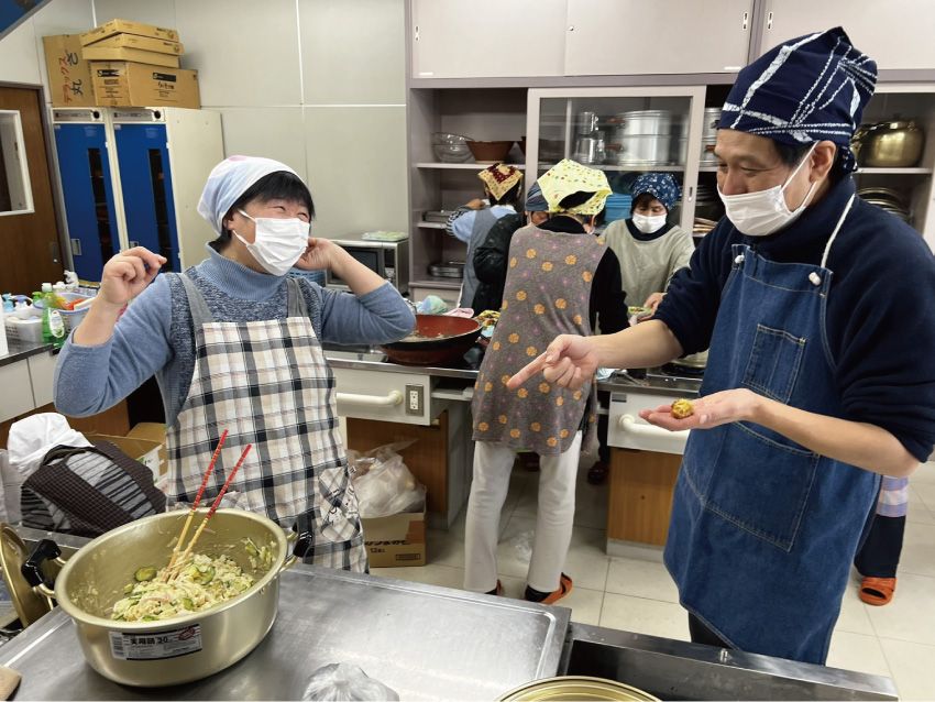 味見をする木村涼司さん（右）＝新潟県阿賀町の阿賀町社会福祉協議会