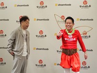 「近江ちゃんぽんの妖精」に扮して登場したダイアン・津田篤宏（右）と、苦笑いを浮かべるユースケ