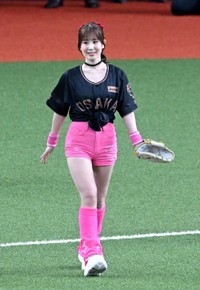 マウンドへ向かう木沢まい＝京セラドーム