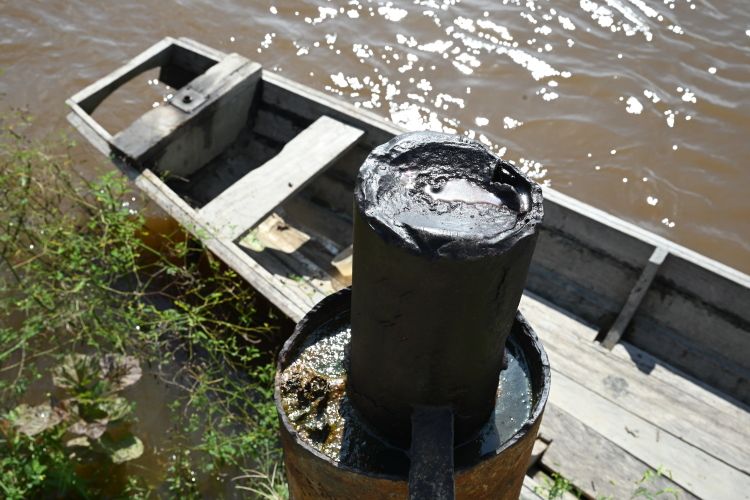 ペルー北東部ミラフローレス集落にある、約50年前に米国の会社が造ったとされるパイプ。放置状態で、水位が上がる雨期になるとここから石油がマラニョン川に漏れ出るという
