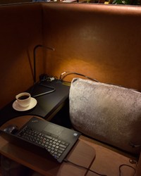 上島珈琲店虎ノ門店にある「ひとり用ブース席」。テーブルは特注品（提供）