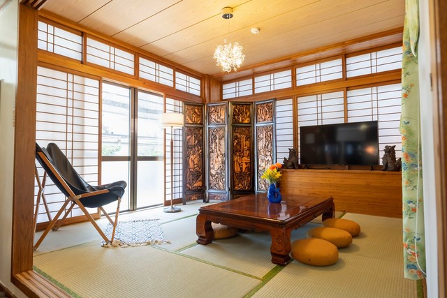 左奥に見えるのがお気に入りの屏風、こちらも一部破損してしまいました（直人【コンシェルジェ民泊】X　@mosva_0　より）